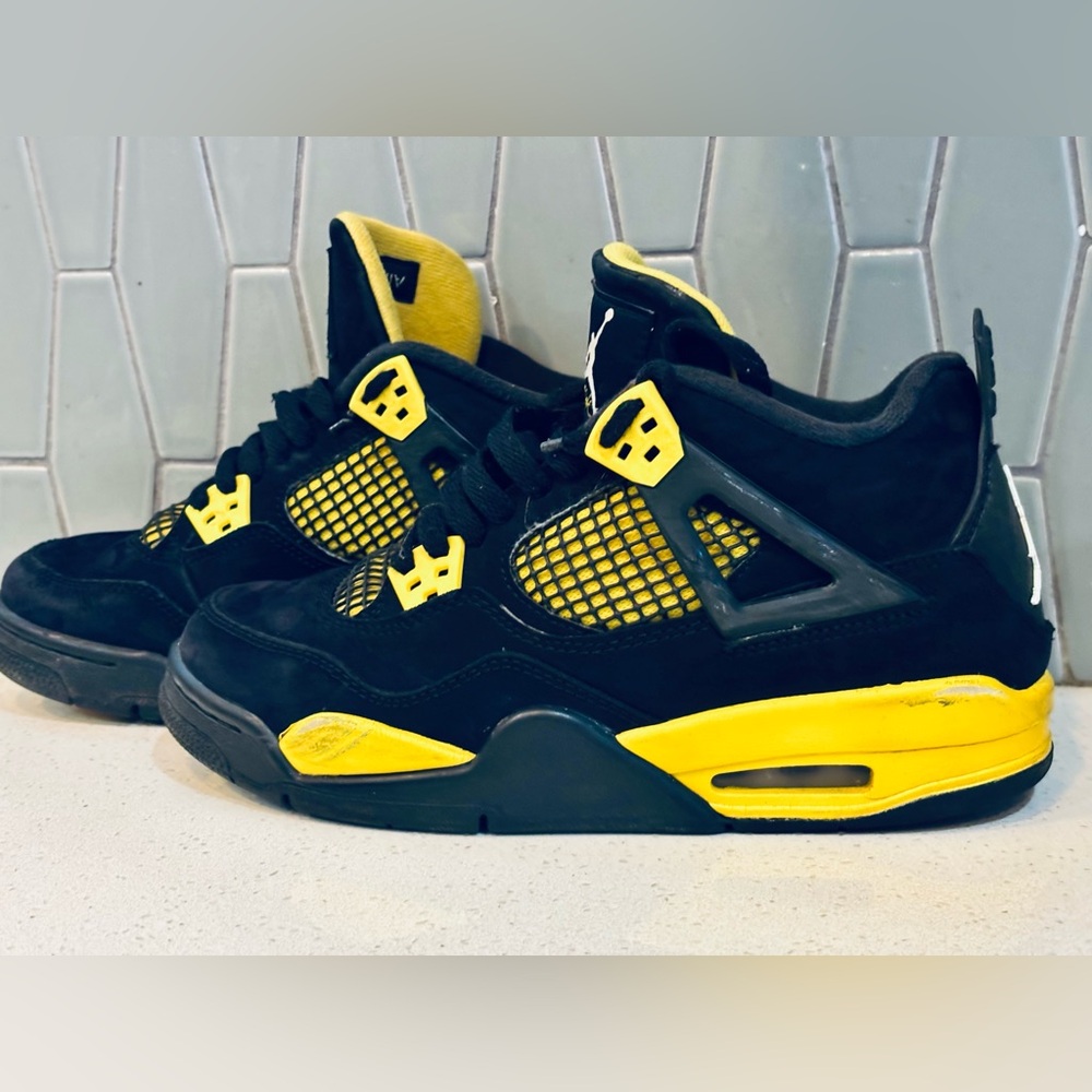 Air Jordan 4 "Thunder"
(2023) - Picture 4 of 12
